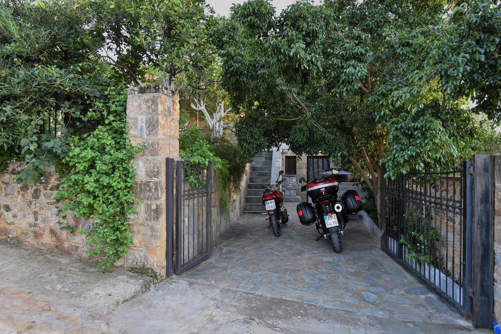 Villa Onar A Stone House With Amazing View Stoúpa Exterior photo